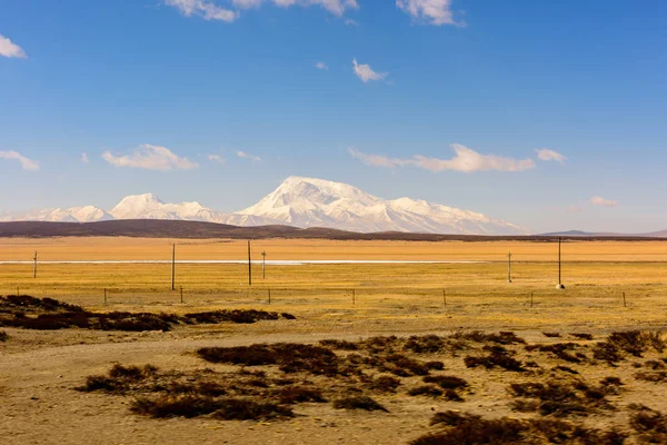 View from the Tibetan plateau to Mount Gurla-Mandhata — Stock Photo, Image