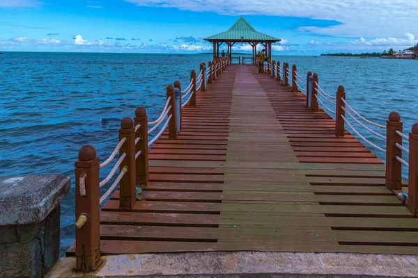 Puente de madera que conduce a un quiosco en el mar, Mahebourg, Mauricio —  Fotos de Stock