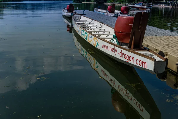 Ein Drachenboot auf dem See bei der Seebrücke im Bayfront Park in Hamilton, Ontario, Kanada. — Stockfoto