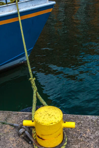 Sarı kazığa bağlanmış bir tekne. — Stok fotoğraf