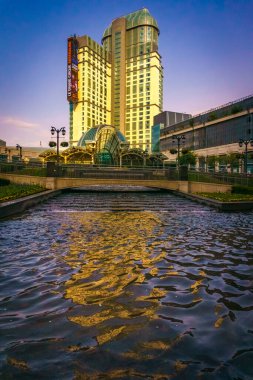 Ana girişteki göletten Fallsview Otel ve Kumarhane binası