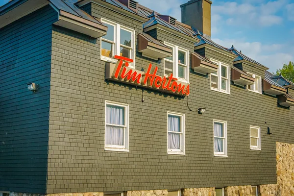 Edifício antigo com logotipo Tim Hortons — Fotografia de Stock