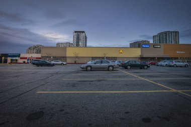 Sabahın erken saatlerinde az araçlı bir alışveriş merkezi.