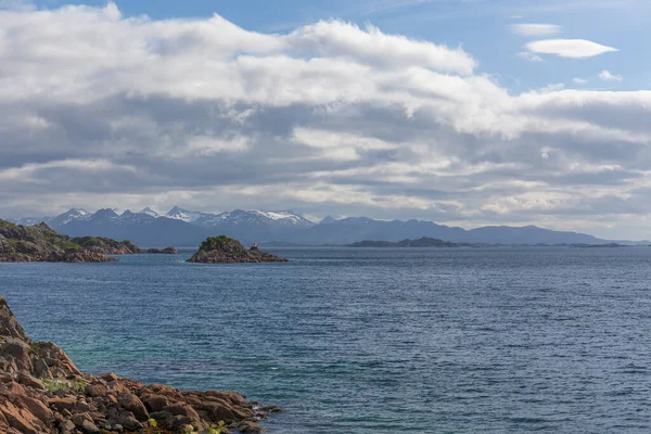 Egy Misztikus Fjord Norvégiában Hegyekkel Köddel Víz Felett Sarki Napokon — Stock Fotó