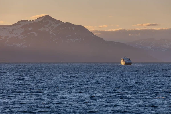 Schiff Segelt Auf Dem Blauen Wasser Der Norwegischen Fjorde Bei — Stockfoto