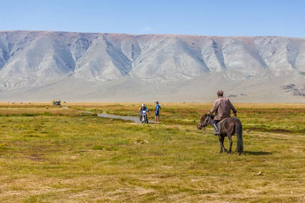 蒙古阿尔泰 2017年6月14日 蒙古游牧民族看到摩托车坏了的游客 — 图库照片