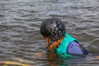 Fagersta, İsveç - 26, 2020 Wakeboard. Kız wakeboardcu başarısız bir atlayıştan sonra suya düşmüş..