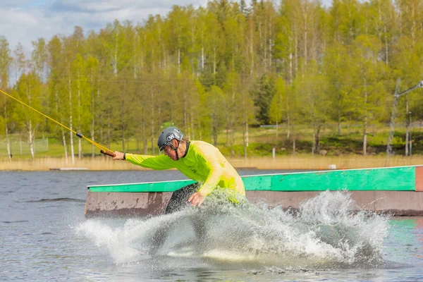 Fagersta Sverige Maj 2020 Wakeboarder Wakeboard Landade Vatten Omgivet Spray — Stockfoto