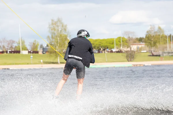 Fagersta Szwecja Maja 2020 Wakeboarder Wakeboardzie Wylądował Wodzie Otoczony Sprayem — Zdjęcie stockowe