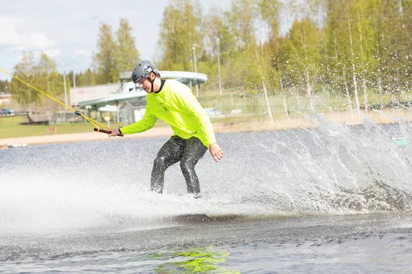 Fagersta Szwecja Maja 2020 Wakeboarder Wakeboardzie Wylądował Wodzie Otoczony Sprayem — Zdjęcie stockowe