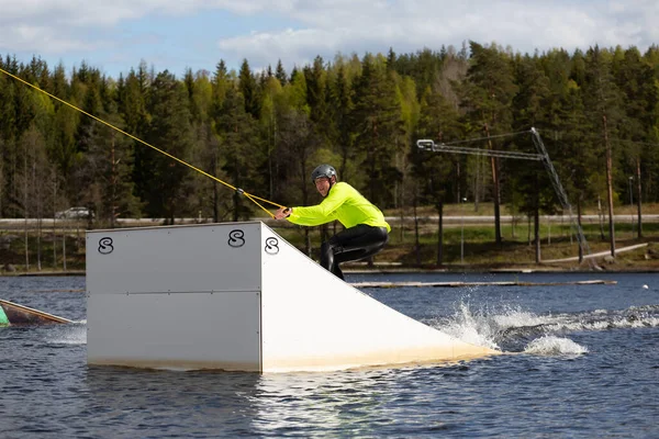 Fagersta Sverige Maj 2020 Killen Åker Wakeboard Sjön Wakeboard Extremt — Stockfoto