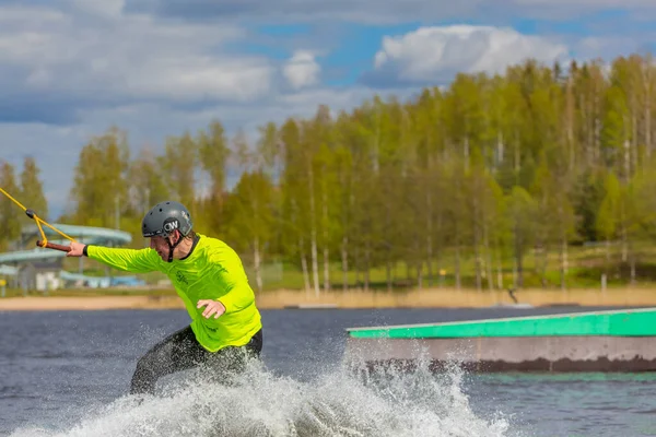 Fagersta Szwecja Maja 2020 Wakeboarder Wakeboardzie Wylądował Wodzie Otoczony Sprayem — Zdjęcie stockowe