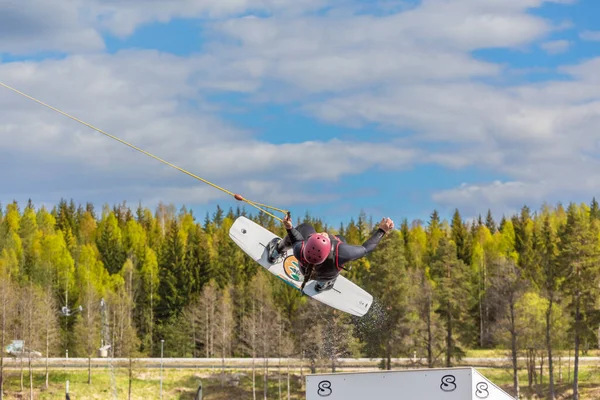 Fagersta スウェーデン 2020年5月26日閲覧 ティーンウェイクボードは ウェイクボード上の空気中で非常に困難にジャンプします 女の子は空を飛ぶ — ストック写真