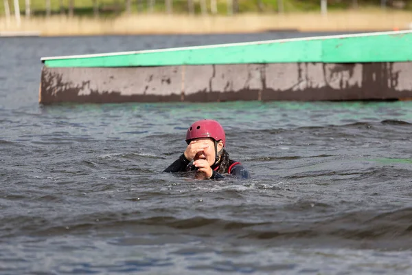 Fagersta Svédország Maj 2020 Wakeboarding Lány Wakeboarder Esik Vízbe Miután — Stock Fotó