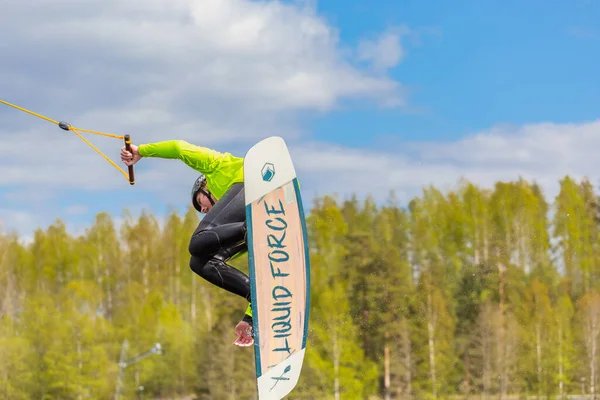 Fagersta Sverige Maj 2020 Wakeboarding Tonåringen Wakeboarder Gör Extrema Jump — Stockfoto