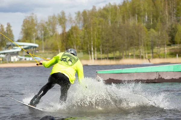 Fagersta Szwecja Maj 2020 Guy Jest Jazda Wakeboard Jeziorze Wakeboard — Zdjęcie stockowe