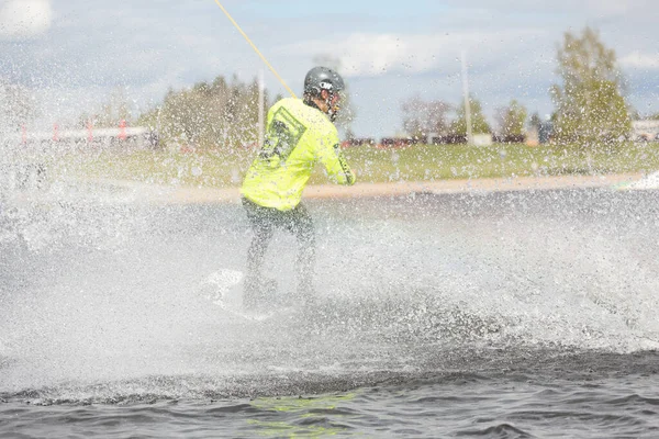 Fagersta Szwecja Maj 2020 Teen Wakeboarder Wakeboard Wylądował Wodzie Otoczony — Zdjęcie stockowe