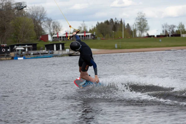 Fagersta Suecia Mayo 2020 Young Wakeboarder Monta Wakeboard Lago Wakeboarding — Foto de Stock