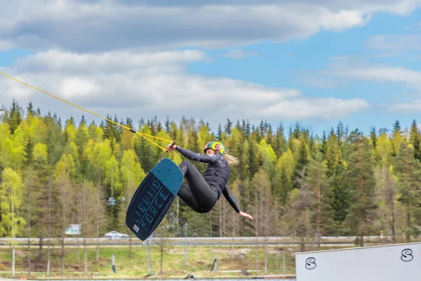 Фагерста Швеция Май 2020 Wakeboarder Летает Воздухе Вейкборде Просыпаться Мой — стоковое фото