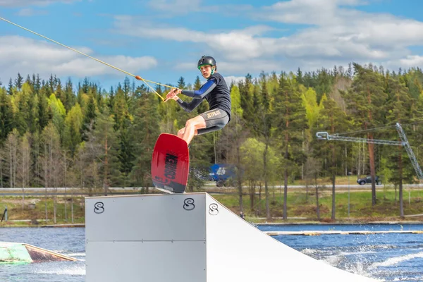 Fagersta Szwecja Maja 2020 Wakeboarder Lata Powietrzu Wakeboard Wakeboarding Jest — Zdjęcie stockowe