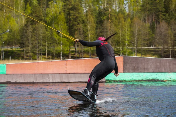 Fagersta Szwecja Maja 2020 Dziewczyna Jeździ Wakeboardzie Jeziorze Wakeboard Jest — Zdjęcie stockowe