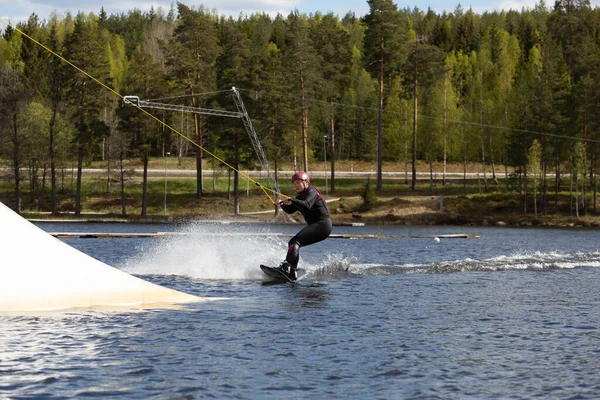 Fagersta Szwecja Maja 2020 Młody Wakeboarder Jeździ Wakeboardzie Jeziorze Wakeboarding — Zdjęcie stockowe