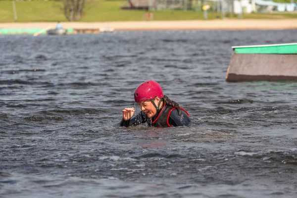 Fagersta Svédország Maj 2020 Wakeboarding Lány Wakeboarder Beleesett Vízbe Egy — Stock Fotó