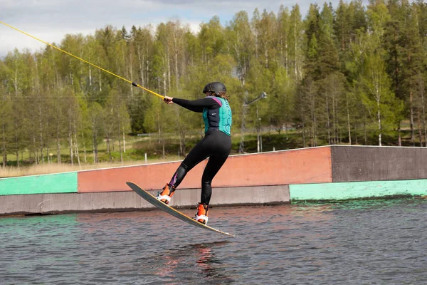 Fagersta Szwecja Maja 2020 Wakeboarder Lata Powietrzu Wakeboard Wakeboarding Jest — Zdjęcie stockowe