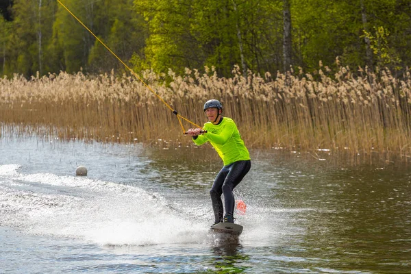 Fagersta Szwecja Maj 2020 Guy Jest Jazda Wakeboard Jeziorze Wakeboard — Zdjęcie stockowe