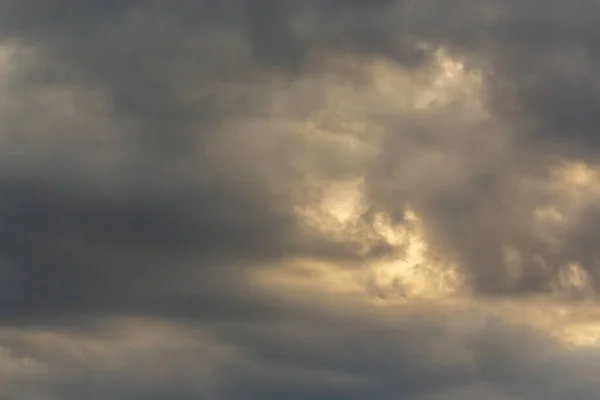 Obloha Před Deštěm Oblačné Mraky Zakrývaly Večerní Slunce — Stock fotografie