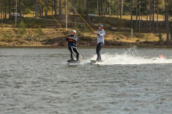 Fagersta Suecia Mayo 2020 Dos Adolescentes Wakeboarders Lago Durante Una — Foto de Stock