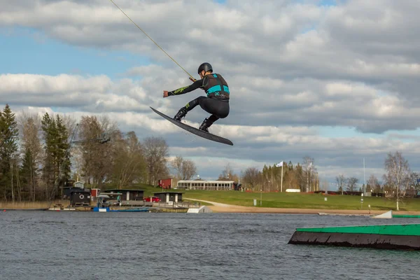 Fagersta Szwecja Maj 2020 Człowiek Robi Ekstremalny Skok Wakeboarding Wokół — Zdjęcie stockowe