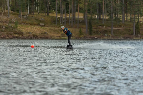 Fagersta Švédsko Maj 2020 Wakeboarder Surfuje Přes Jezero — Stock fotografie