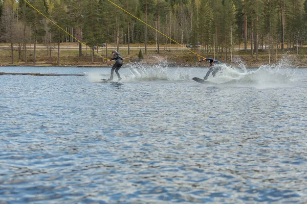 Fagersta Suecia Mayo 2020 Dos Adolescentes Wakeboarders Lago Durante Una — Foto de Stock