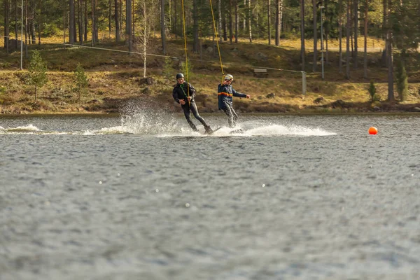 Fagersta Suecia Mayo 2020 Dos Adolescentes Wakeboarding Lago — Foto de Stock