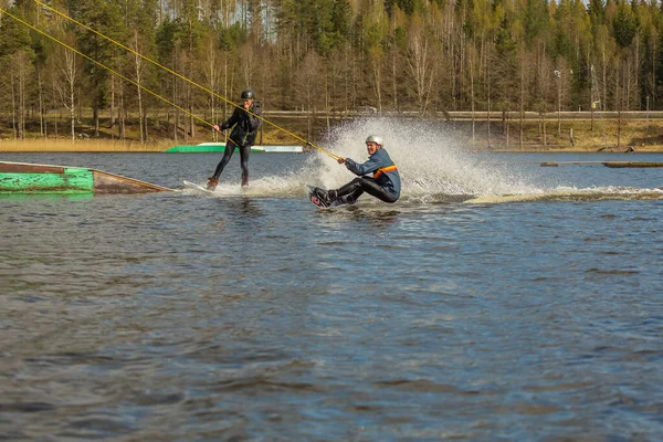 Fagersta Suecia Mayo 2020 Dos Adolescentes Wakeboarders Lago Durante Una — Foto de Stock