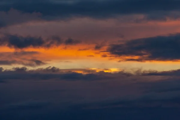 雷雨の前の空 信じられないほど美しいオレンジ色の夕日 — ストック写真
