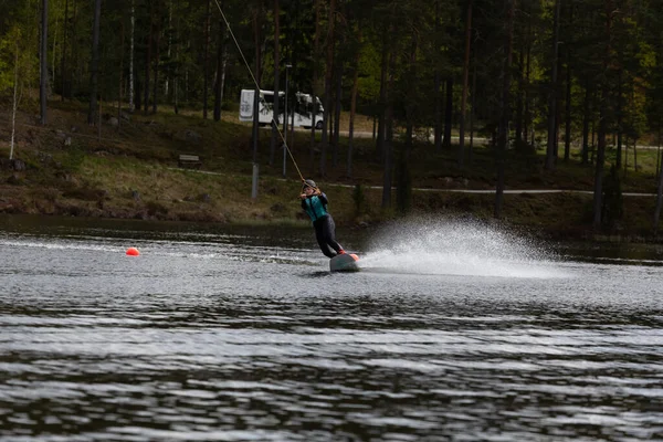 Fagersta Sweden Maj 2020 Girl Riding Wakeboard Lake 床头柜是极限运动 — 图库照片