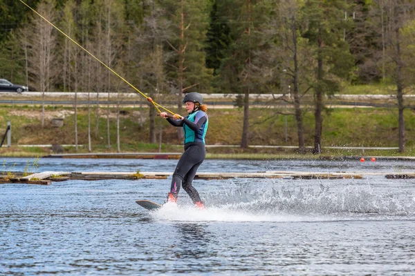 Fagersta Suecia Mayo 2020 Girl Está Montando Wakeboard Lago Wakeboard — Foto de Stock