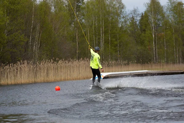 Fagersta Szwecja Maja 2020 Młody Wakeboarder Jeździ Wakeboardzie Jeziorze Wakeboarding — Zdjęcie stockowe