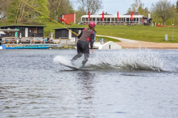 Fagersta Suecia Mayo 2020 Young Wakeboarder Monta Wakeboard Lago Wakeboarding — Foto de Stock