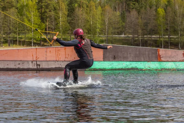 Fagersta Szwecja Maja 2020 Młody Wakeboarder Jeździ Wakeboardzie Jeziorze Wakeboarding — Zdjęcie stockowe