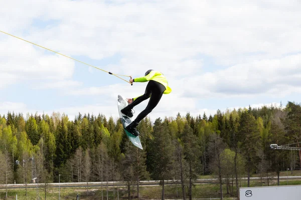 Fagersta Szwecja Maja 2020 Wakeboarding Teen Wakeboarder Wykonuje Ekstremalne Skoki — Zdjęcie stockowe