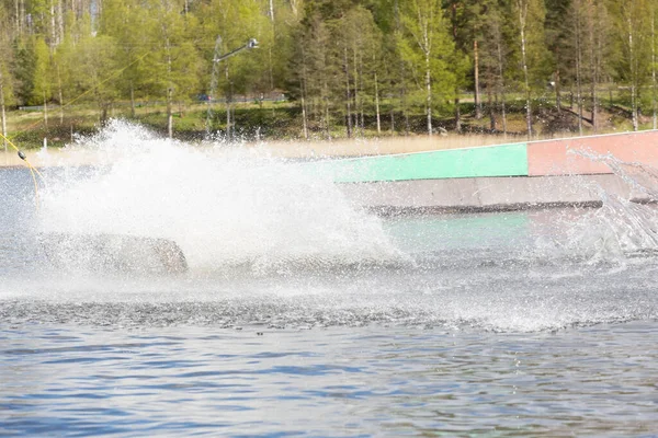 Fagersta Švédsko Maj 2020 Wakeboarder Wakeboardu Přistál Vodě Obklopen Sprejem — Stock fotografie