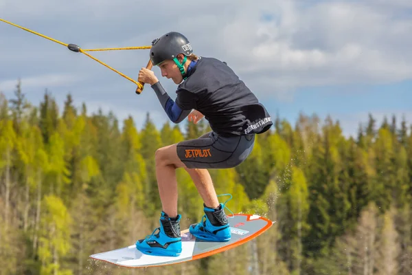 Fagersta スウェーデン 2020年5月26日閲覧 ティーンウェイクボードは ウェイクボード上の空気中の極端なジャンプを行います 男は空を飛ぶ — ストック写真