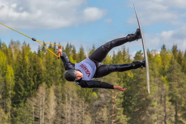 Fagersta スウェーデン 2020年5月26日閲覧 ティーンウェイクボードは ウェイクボード上の空気中で非常に困難にジャンプします 男は空を飛ぶ — ストック写真