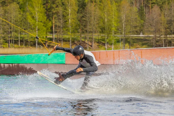 Fagersta Suecia Mayo 2020 Guy Está Montando Wakeboard Lago Wakeboard — Foto de Stock