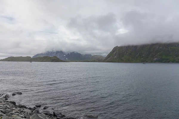 Bela Vista Dos Fiordes Noruegueses Com Água Azul Turquesa Rodeada — Fotografia de Stock