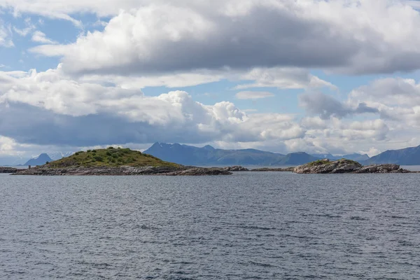 Fiorde Místico Noruega Com Montanhas Nevoeiro Pairando Sobre Água Uma — Fotografia de Stock