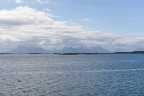 挪威峡湾的美丽景色 绿水环绕 多云的天空 有选择的焦点 — 图库照片